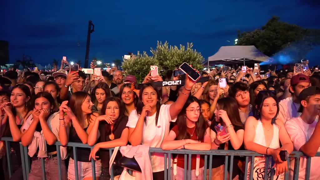 Tekirdağ’da 60. Uluslararası Kiraz Festivali kapsamında düzenlenen konserde Poizi ve