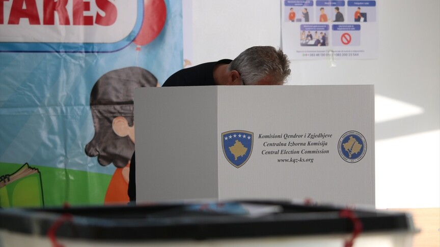 Kosova’da seçmenler, 120 sandalyeli Meclisin yeni üyelerini belirlemek üzere sandık