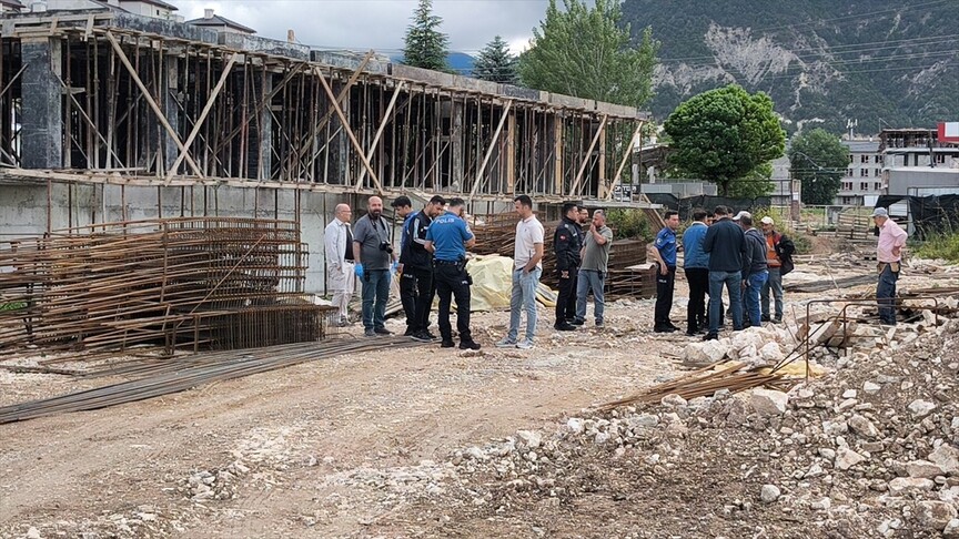Kütahya’da bina inşaatında malzeme taşıyan makaranın devrilmesi sonucu iskele çöktü.