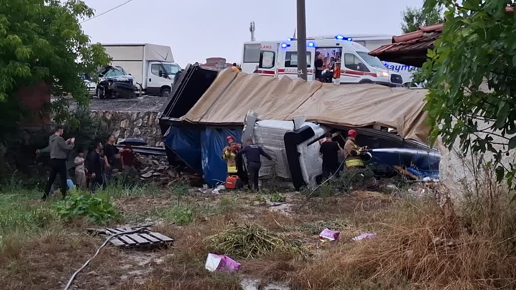 Manisa’nın Kula ilçesinde tiner yüklü tırın hafif ticari araca, ardından