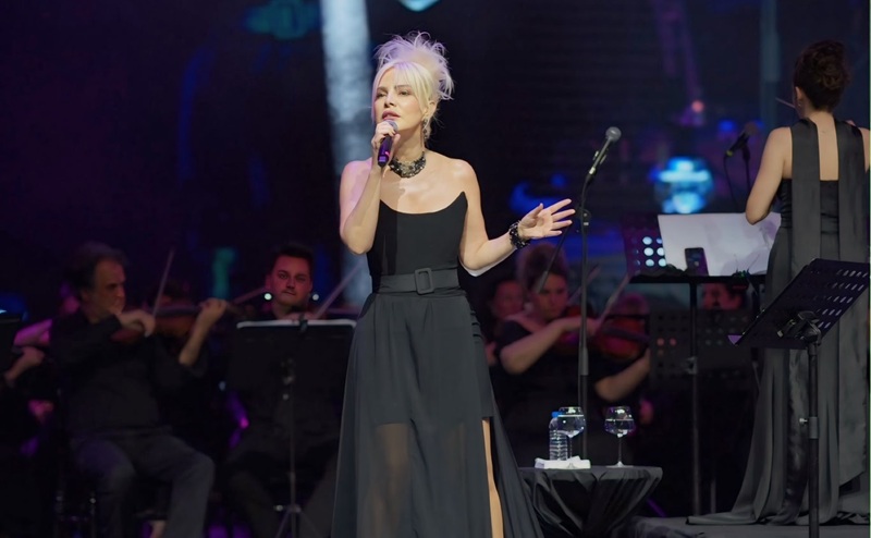 Ömür Gedik, Harbiye’de sahne aldığı “Tuğba Bizi Sezen’e Götür Senfonik