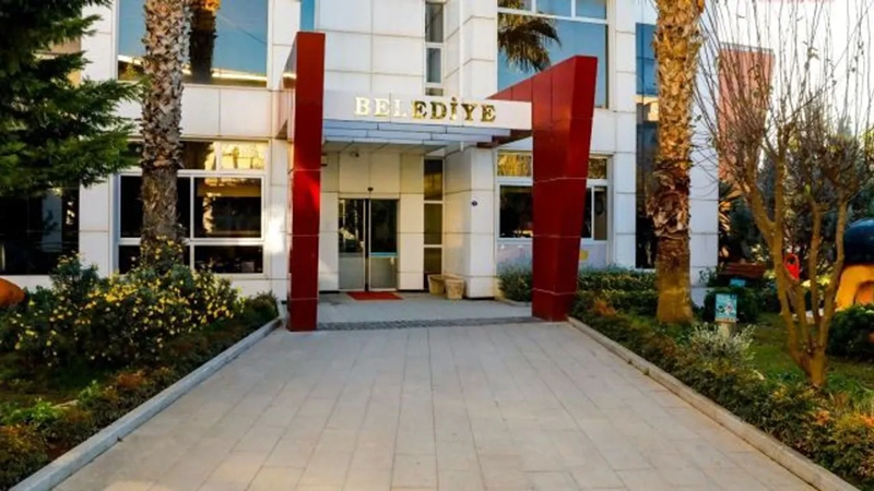 İzmir’de Seferihisar Belediyesi’ne yönelik yürütülen yolsuzluk ve rüşvet soruşturması kapsamında