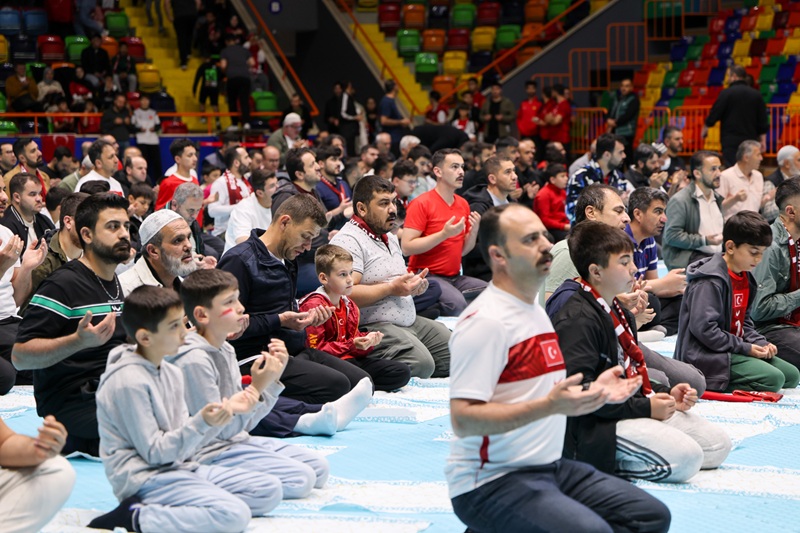 Selçuklu Uluslararası Kapalı Spor Salonu’nda maç izlemek için sabah saatlerinden