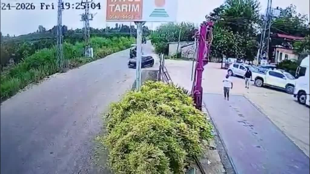 Adana’nın Kozan ilçesinde cip ile traktörün çarpışması sonucu 4 kişinin