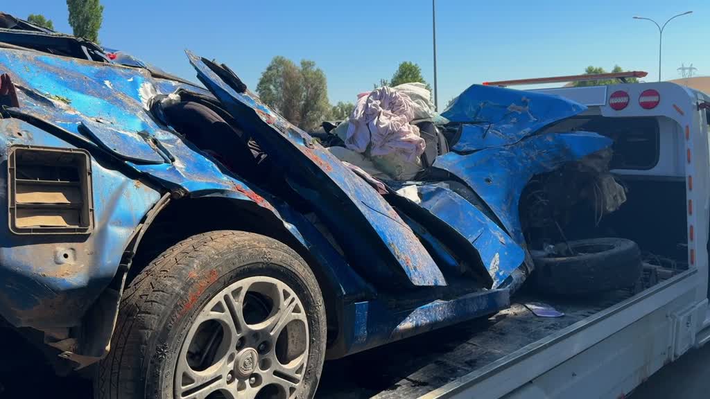 Afyonkarahisar’ın Sinanpaşa ilçesinde kontrolden çıkarak yol kenarındaki bariyerlere çarpan otomobilin
