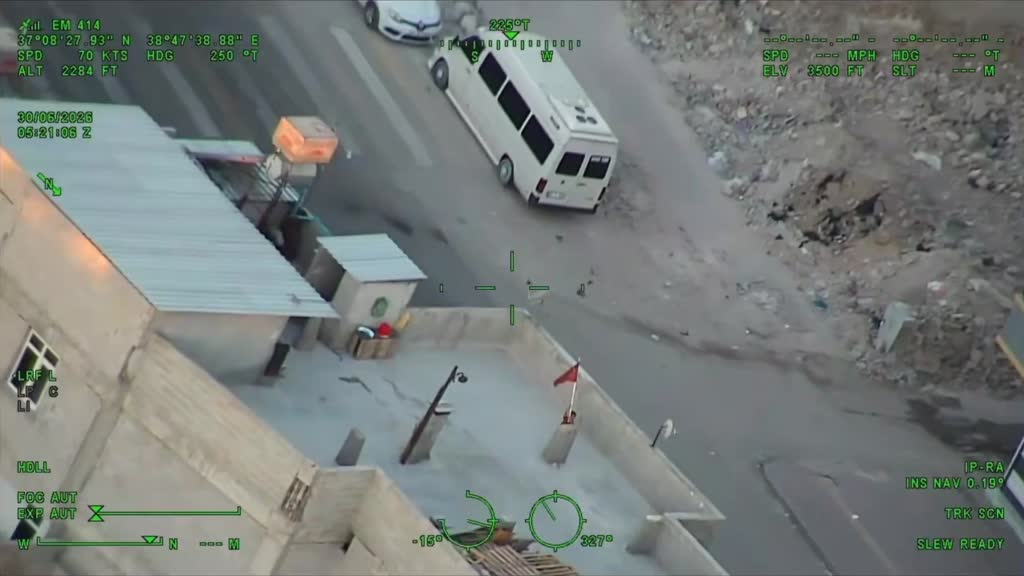 Şanlıurfa’da narko-kapan uygulaması sırasında evinin çatısına çıkarak polis helikopterini Türk