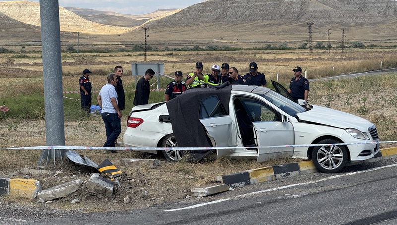 Çankırı-Kızılırmak kara yolu üzerindeki İskilip Kavşağı’nda tır ile otomobilin çarpışması