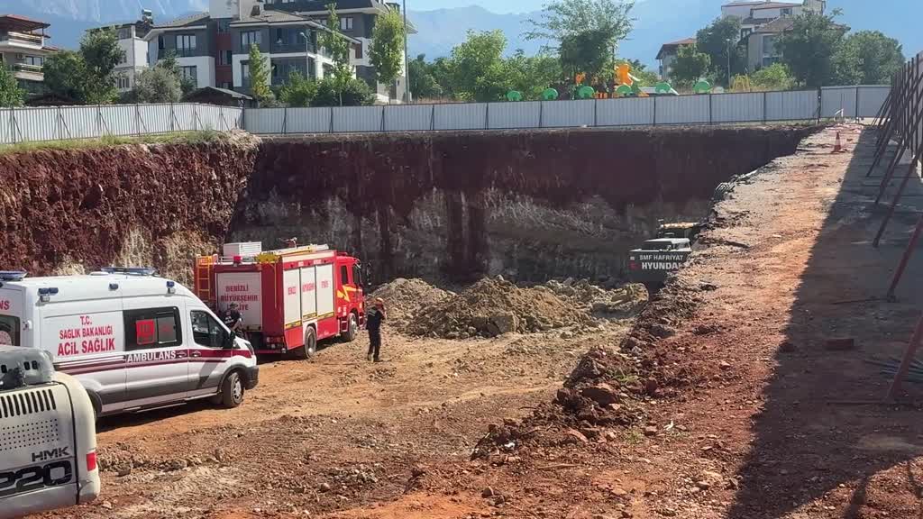 Denizli’nin Merkezefendi ilçesinde belediyeye ait basketbol sahası inşaatında hafriyat çalışması
