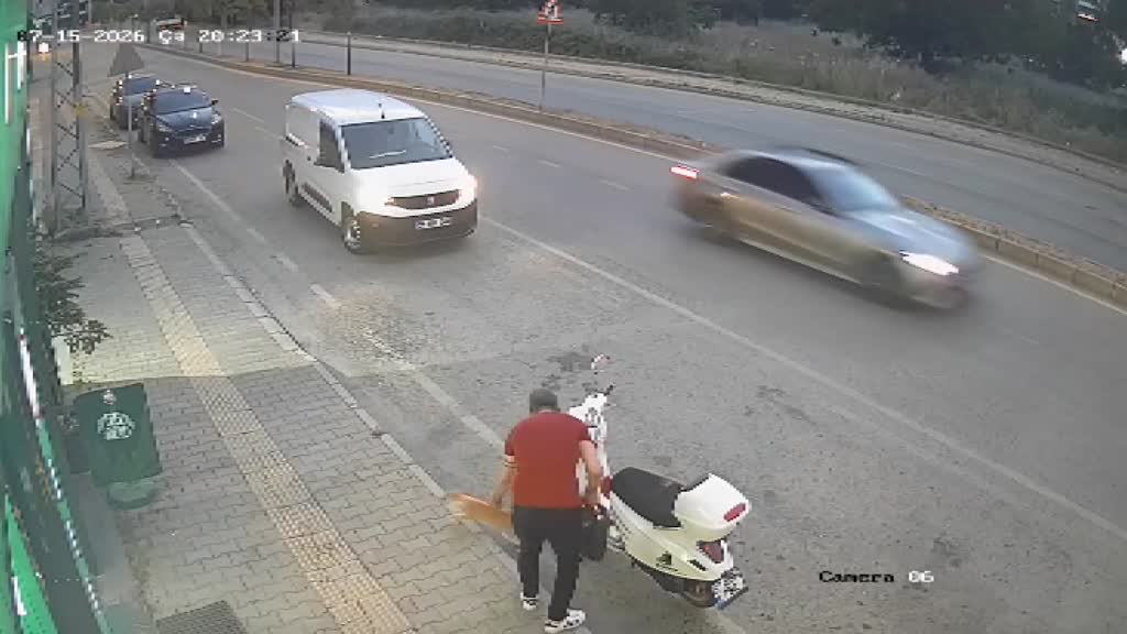 Samsun’un İlkadım ilçesinde motosikletten indikten sonra kaldırımda bulunan kediye tekme