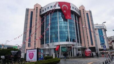 Kocaeli’de İzmit Belediyesi’ne yönelik yürütülen yolsuzluk soruşturması kapsamında gözaltına alınan