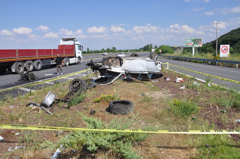 Akşehir ilçesinde kontrolden çıkarak refüje çarpan otomobilde bulunan 3 kişi