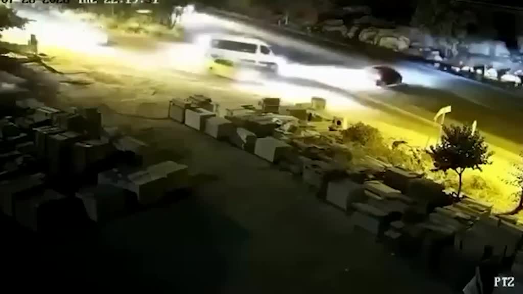 Mardin’in Artuklu ilçesinde otomobil ile kamyonun çarpışması sonucu biri çocuk