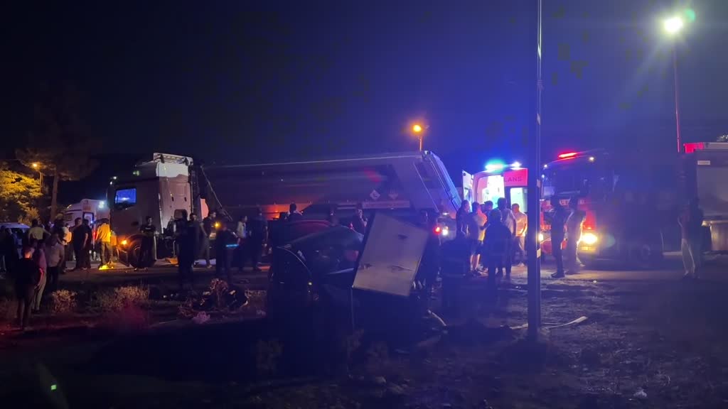 Mardin’in Artuklu ilçesinde otomobil ile kamyonun çarpışması sonucu meydana gelen
