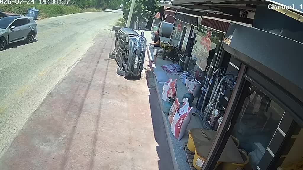Muğla’nın Seydikemer ilçesinde aynı yönde ilerleyen iki otomobilin çarpışması sonucu
