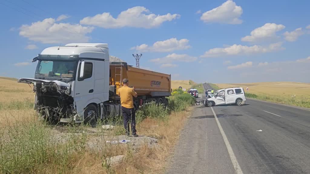 Muş’un Malazgirt ilçesinde hafif ticari araç ile kamyonun çarpışması sonucu