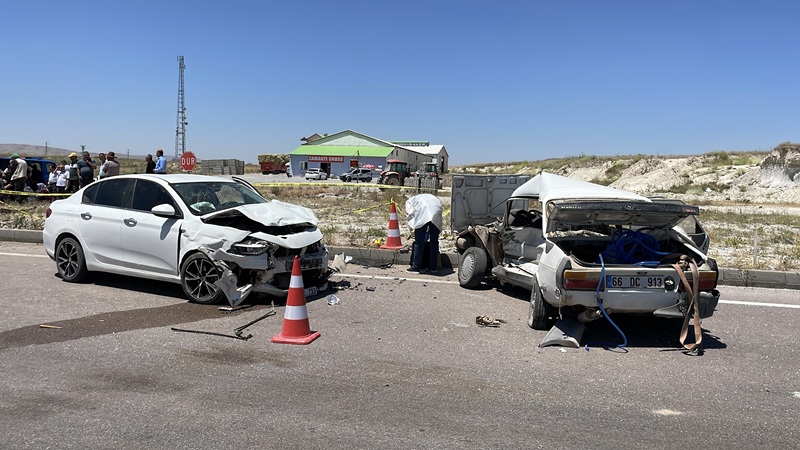 Kayseri’nin Pınarbaşı ilçesinde iki otomobilin çarpışması sonucu meydana gelen trafik