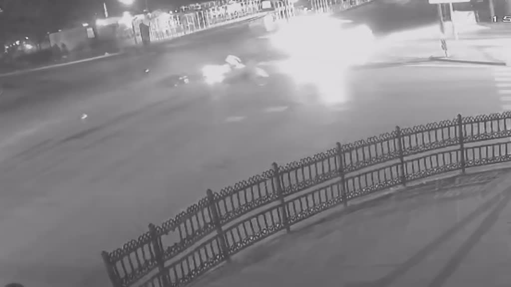 Sakarya’nın Adapazarı ilçesinde hafif ticari araç ile iki motosikletin çarpışması