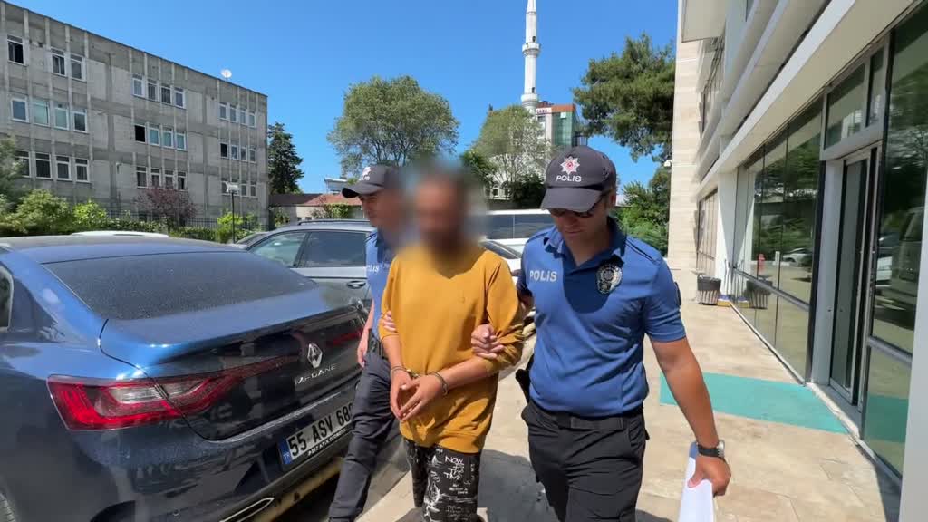 Samsun’un İlkadım ilçesinde motosikletten indikten sonra kaldırımda bulunan bir kediye