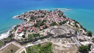 Antalya’nın Manavgat ilçesinde bulunan Side Antik Kenti, binlerce yıllık tarihi