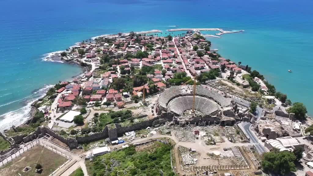 Antalya’nın Manavgat ilçesinde bulunan Side Antik Kenti, binlerce yıllık tarihi