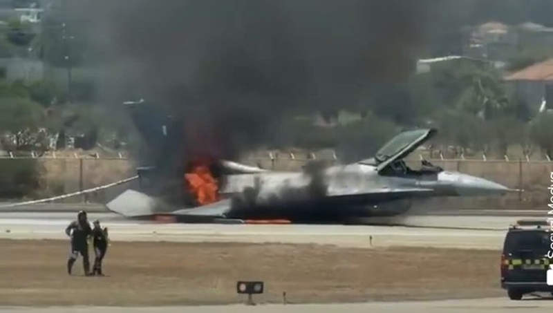 Yunanistan Hava Kuvvetlerine ait bir F-16 savaş uçağı, eğitim uçuşu