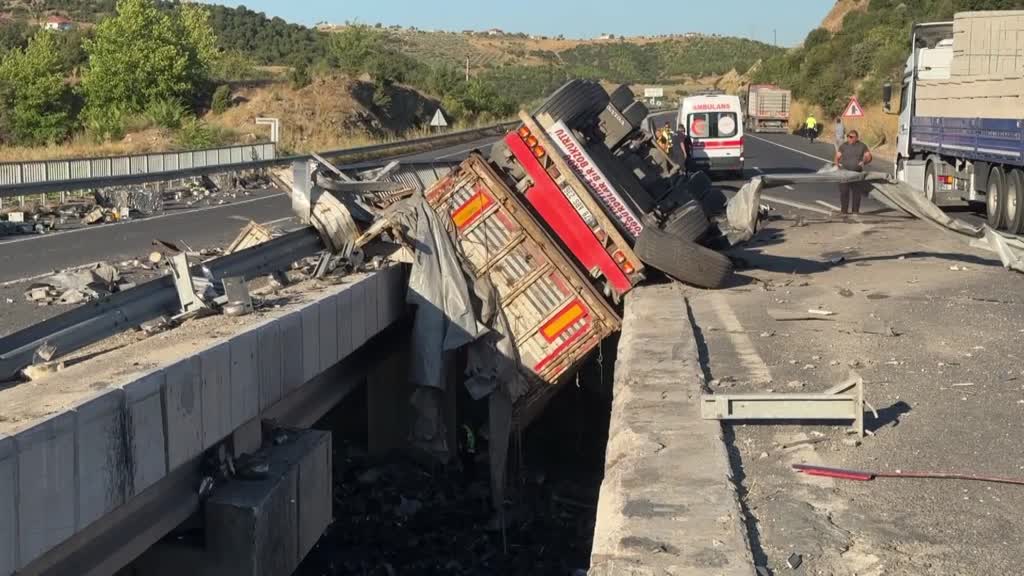 Uşak-İzmir kara yolundaki Gediz 2 Köprüsü’nde kontrolden çıkarak bariyerlere çarpan