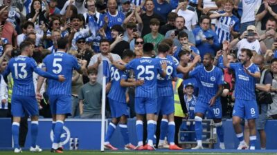 İngiltere Premier Lig'de oynanan maçta Brighton Hove Albion, sahasında Aston