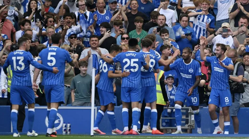 İngiltere Premier Lig'de oynanan maçta Brighton Hove Albion, sahasında Aston