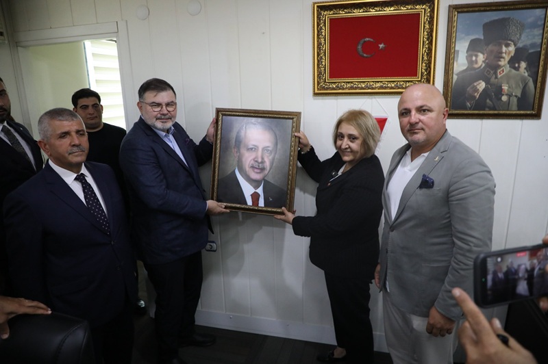 İzmir'in Menderes ilçesinde, rüşvet ve yolsuzluk soruşturması kapsamında tutuklanan Belediye