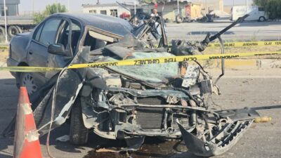 Aksaray’ın Eskil ilçesinde kontrolden çıkan otomobilin refüjdeki aydınlatma direğine çarpması
