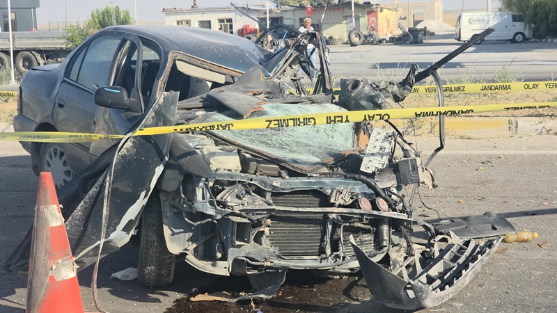 Aksaray’ın Eskil ilçesinde kontrolden çıkan otomobilin refüjdeki aydınlatma direğine çarpması