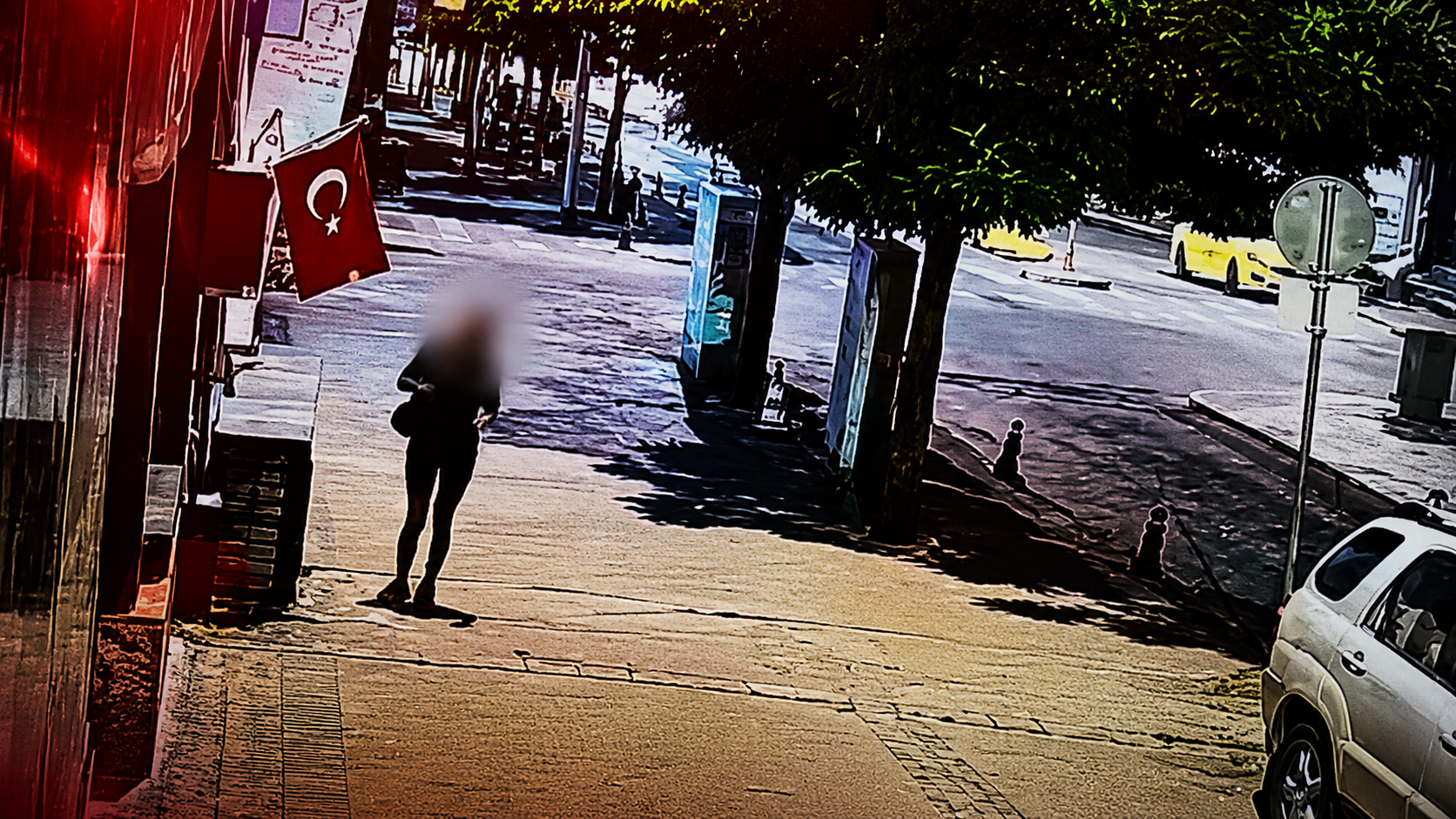 Muğla’nın Menteşe ilçesinde bir mağazanın önünde asılı Türk bayrağını ateşe