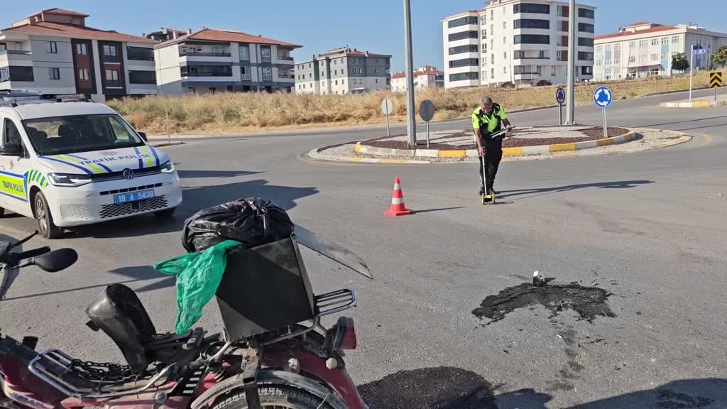 Çorum’da kamyonet ile motosikletin çarpışması sonucu meydana gelen trafik kazasında