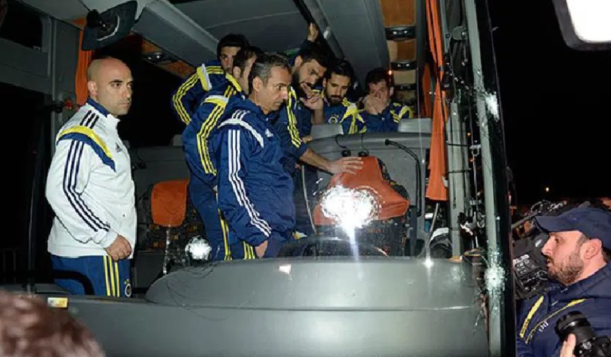 Fenerbahçe Futbol Takımı'nı taşıyan otobüse 4 Nisan 2015'te Trabzon'da düzenlenen