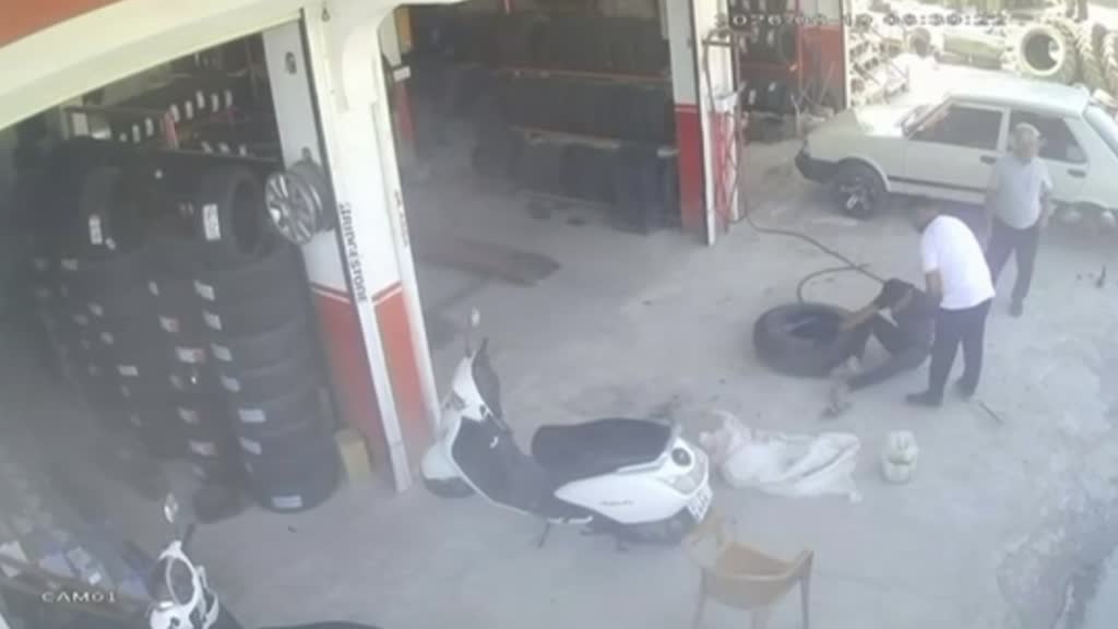 Gaziantep’in İslahiye ilçesinde oto lastikçide şişirilmeye çalışılan lastik büyük bir