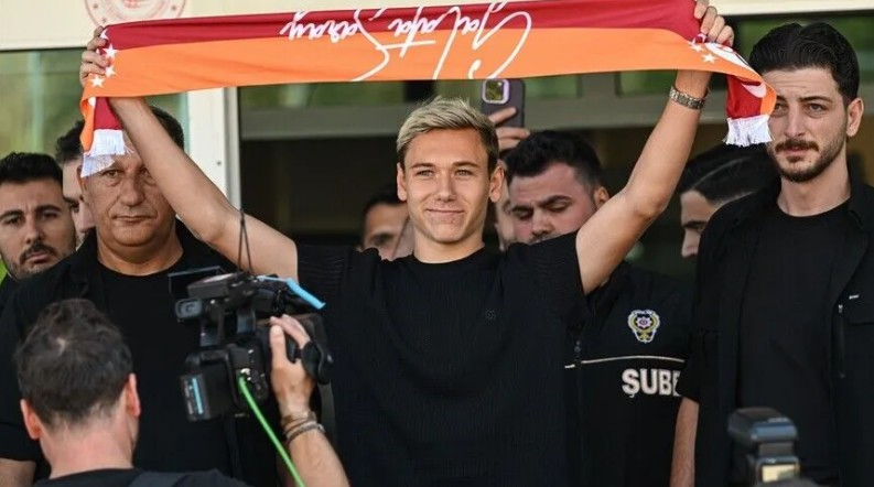 Galatasaray’ın transfer görüşmelerine başladığı 21 yaşındaki Rus futbolcu Aleksey Batrakov,