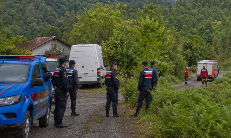 Giresun’un Piraziz ilçesinde yüksek gerilim hatlarında çalışma yapan bir helikopterin