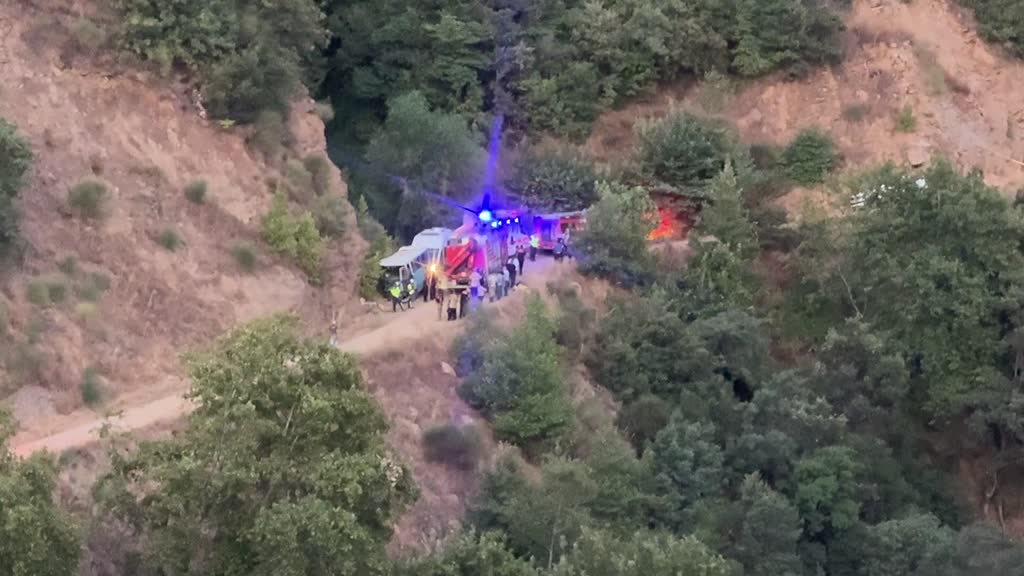 İzmir’in Tire ilçesinde tarım işçilerini taşıyan minibüsün yol kenarındaki toprak