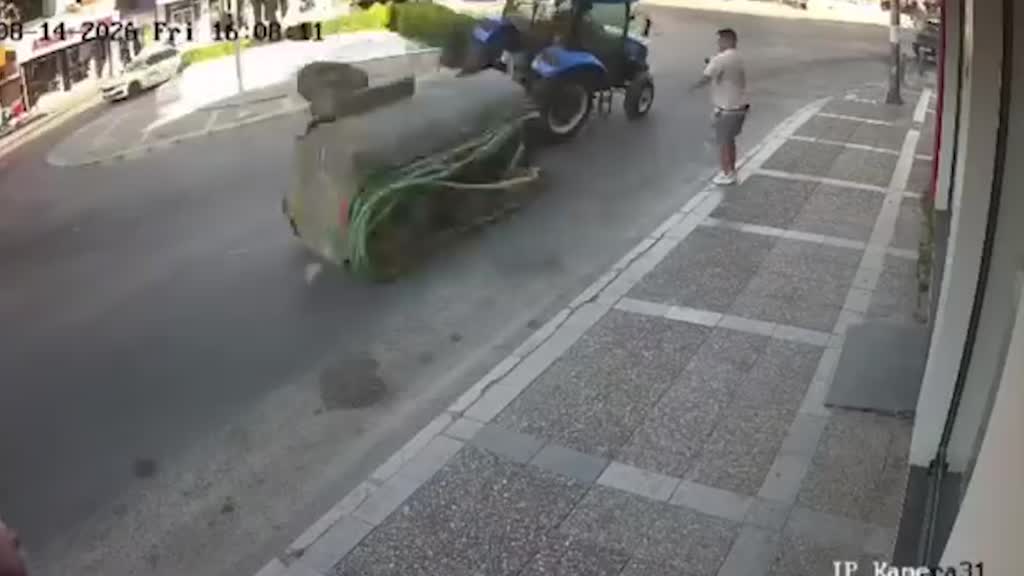İzmir’in Buca ilçesinde traktörden koparak kaldırıma savrulan su tankeri, cep