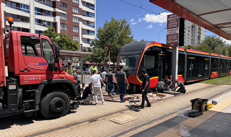 Kayseri'nin Melikgazi ilçesinde tramvayın çarpması sonucu ağır yaralanan 24 yaşındaki