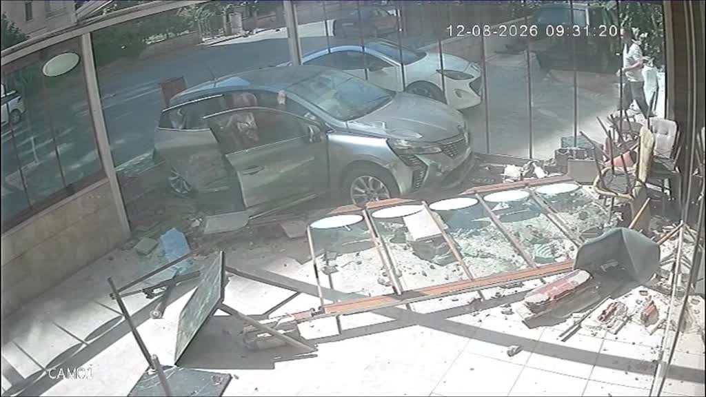 Kayseri'nin Melikgazi ilçesinde iki otomobilin çarpışması sonucu araçlardan biri kontrolden