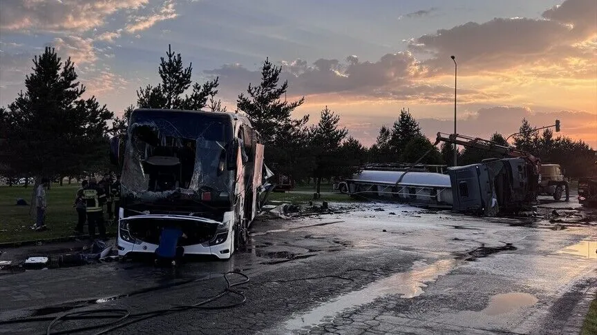 Kayseri'nin merkez Melikgazi ilçesinde yolcu otobüsüyle benzin taşıyan tankerin çarpışması