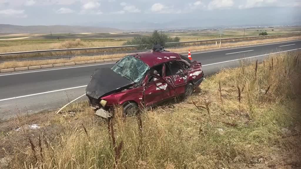 Erzurum-Çat karayolunda otomobil ile hafriyat kamyonunun çarpışması sonucu 2 kişi