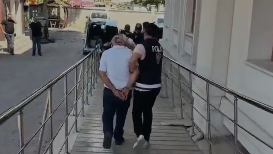 Konya’nın Horozluhan Mahallesi’nde bir aracın camını kırarak içerisindeki 450 bin