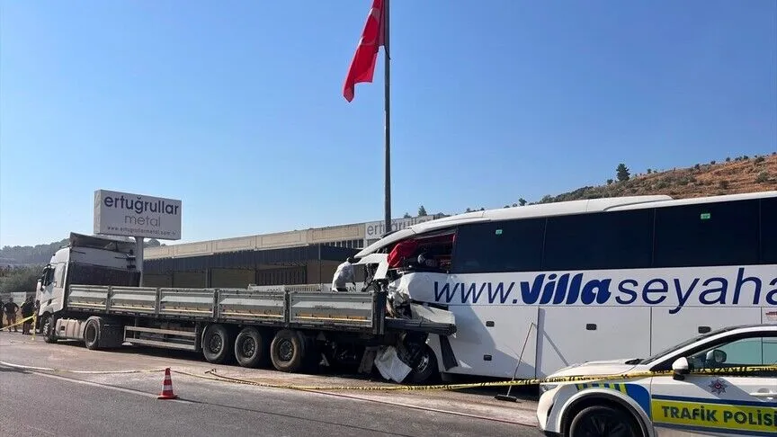 Muğla’nın Milas ilçesinde yolcu otobüsü ile demir yüklü tırın çarpıştığı