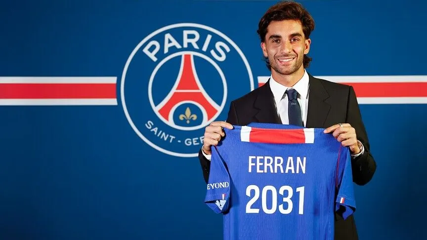 Fransa Ligue 1 ekiplerinden Paris Saint-Germain, Barcelona forması giyen İspanyol
