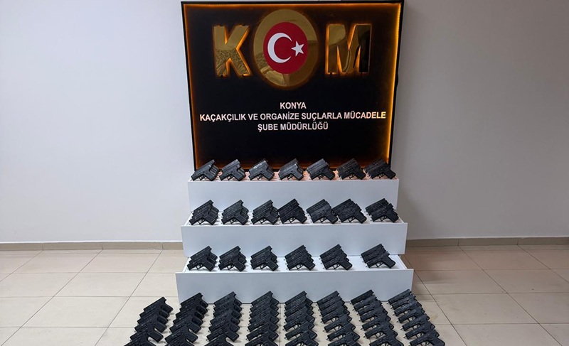 Konya’da bir kamyonet ve şüpheliye ait ikamette yapılan aramalarda 236