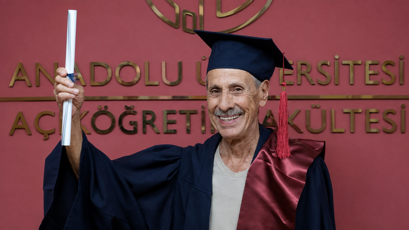Emekliliğinin ardından üniversite eğitimine başlayan Yusuf Yücel, Anadolu Üniversitesi Açıköğretim