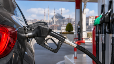 Akaryakıt fiyatlarında gece yarısı tabela değişti. Brent petrol fiyatlarındaki hızlı