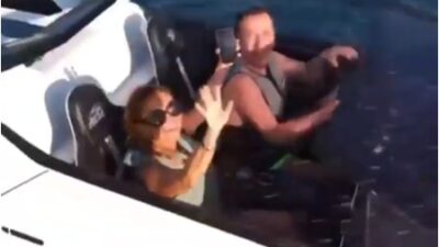 Yonca Evcimik ve Özgür Aras, Bodrum koylarında Ferrari görünümlü “jet